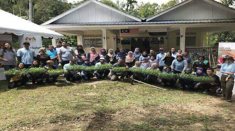 Sukarelawan daripada GETB & pelajar daripada UM melakukan aktiviti CSR di Kg Orang Asli Sg Gabong 